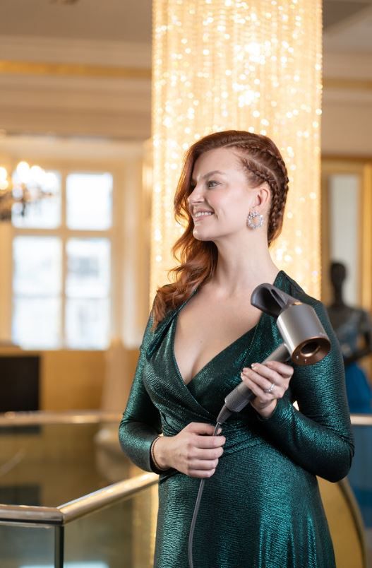 Leonie Derow trägt eine prächtige Wellenfrisur dank Dyson Supersonic